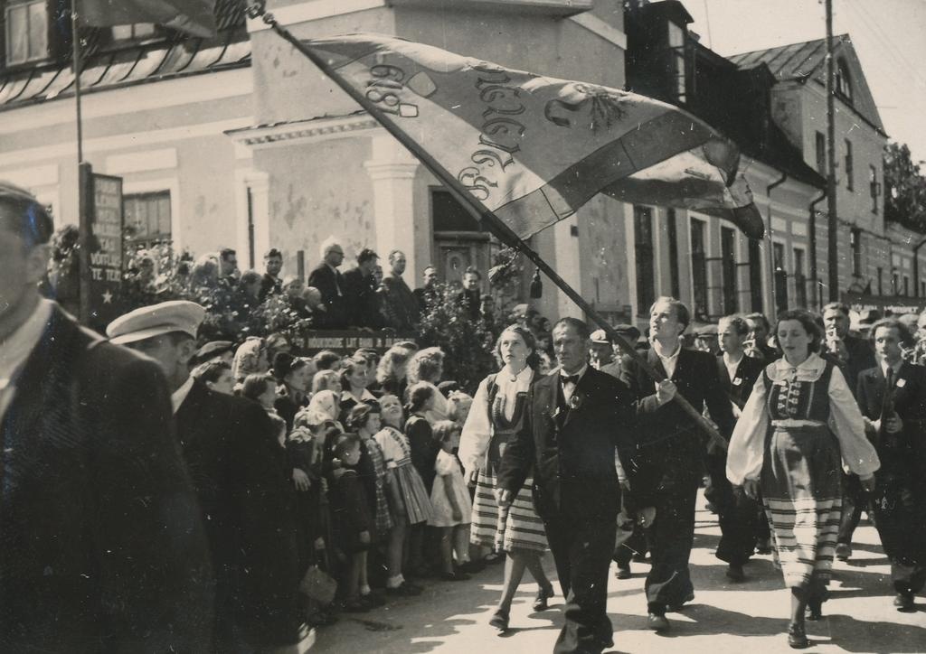 Fotod Võrumaa laulupeo rongkäik Võru linna staadionilt  Kandle suveaeda möödumas autribüünist 26.juunil 1950.a.