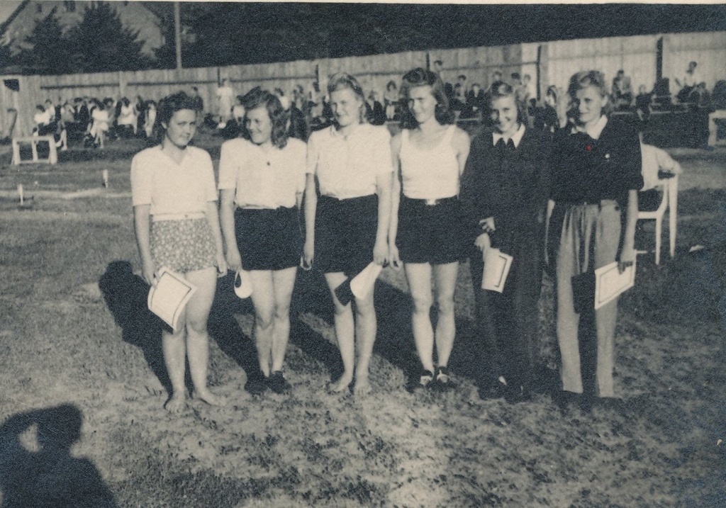 Foto I Võru maakondliku laulupeo raames Võru linnastaadionil toimunud maakonna kergejõustiku esivõistluste võitjate autasustamine 20.juulil 1947.a.