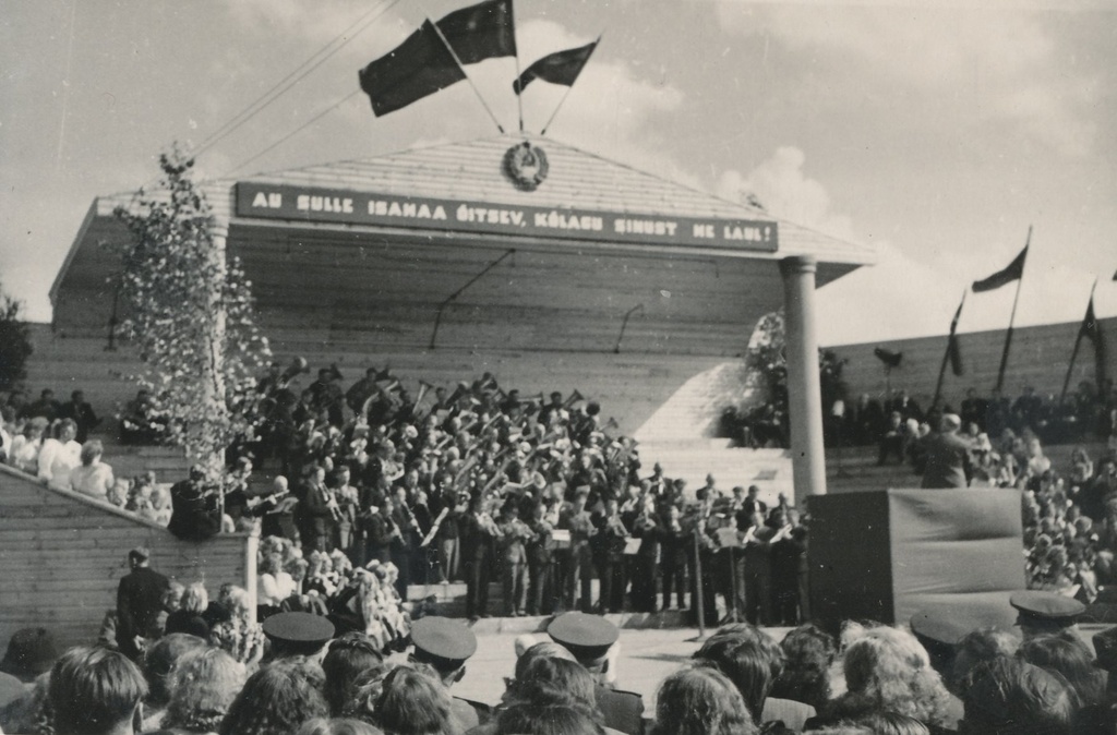 Fotod Võrumaa laulupeol on laval puhkpilliorkestrid 26.juunil 1949.a. Kandle laululaval