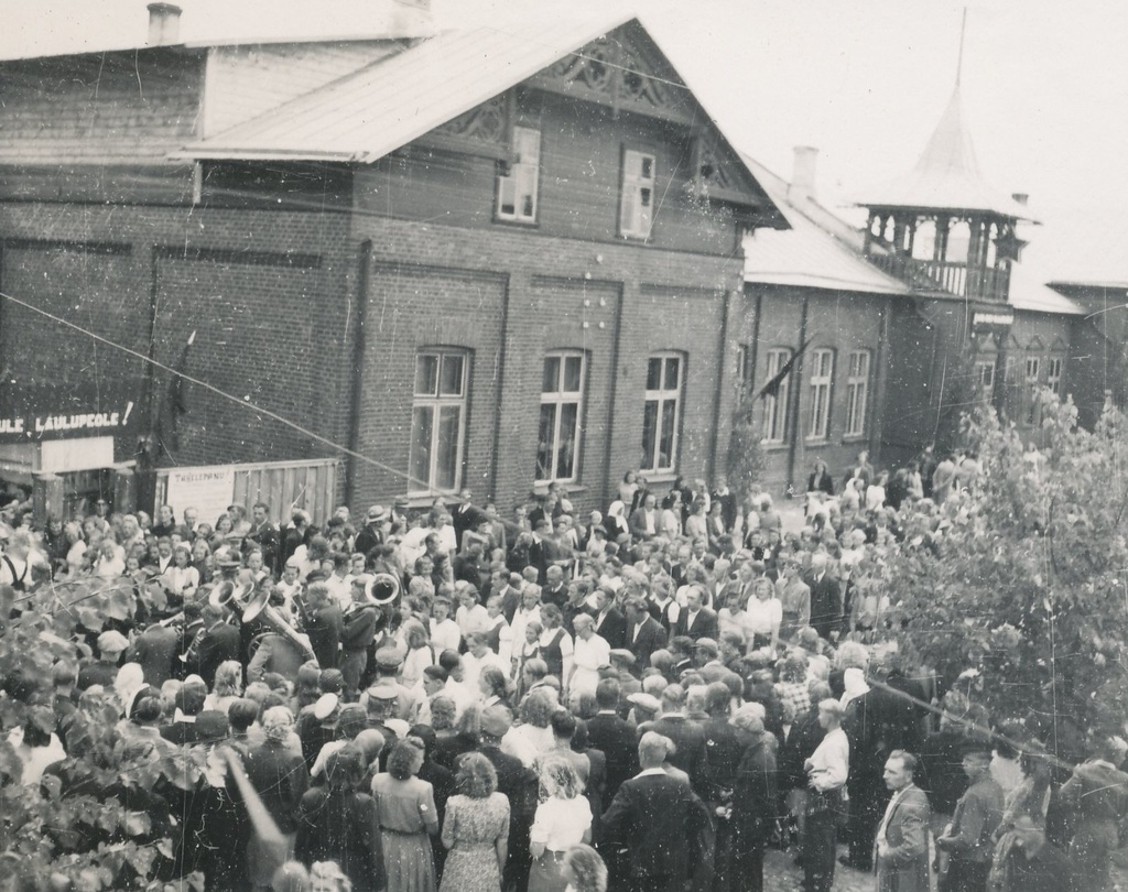 Fotod  1.Võru maakondliku laulupeo avatseremoonia 20.juulil 1947.a. Kandle aias.