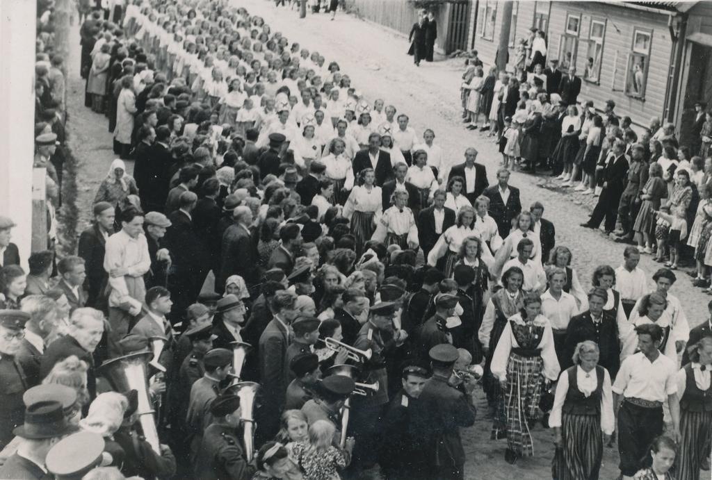 Fotod Võru maakondliku laulupeo rongkäigus Põlva valla kollektiivid 9.juulil 1950.a.