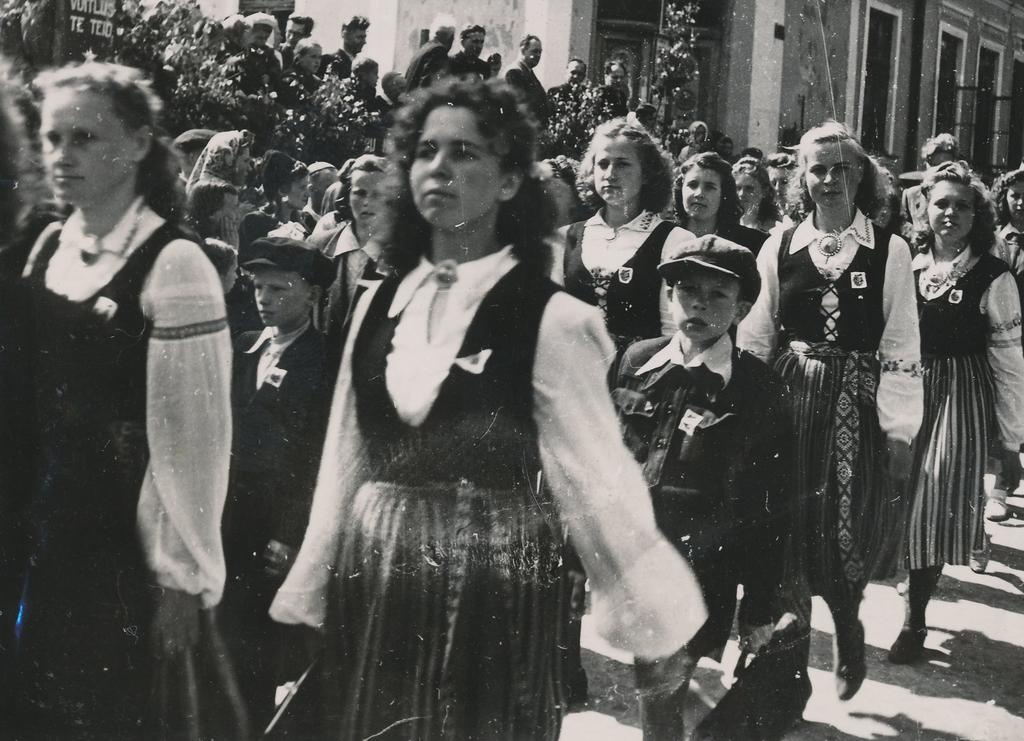 Fotod Võrumaa laulupeo rongkäik möödumas autribüünist Tatru tänaval 26.juunil 1949.a.