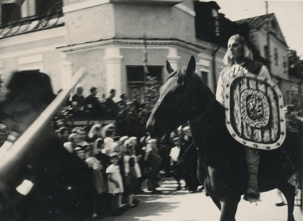 Foto Võrumaa laulupeo rongkäigus vabaõhuetenduse Tasuja näitlejad hobustel möödumas autribüünist Tartu tänaval 26.juunil 1949.a.