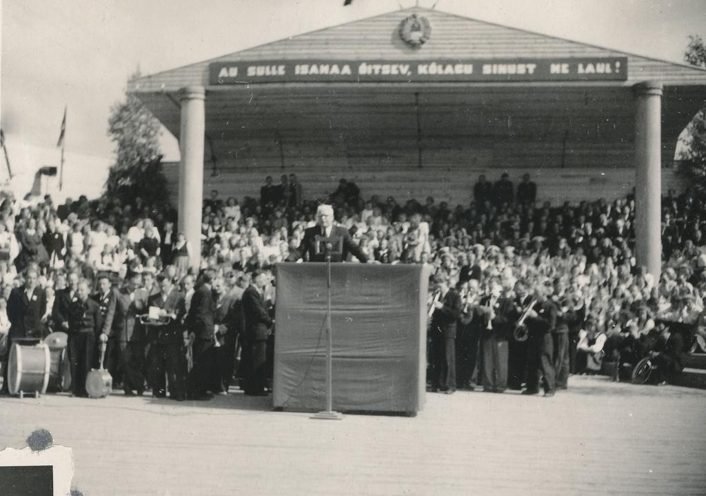 Fotod Võrumaa laulupeo avab ENSV Kultuurihariduslike asutiste komitee esimees G.Abels 26.juunil 1949.a. Kandle suveaias.