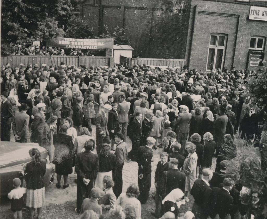 Fotod Võrumaa laulupeo pealtvaatajad  Kandle ees ja suveaias 26.juunil 1949.a.