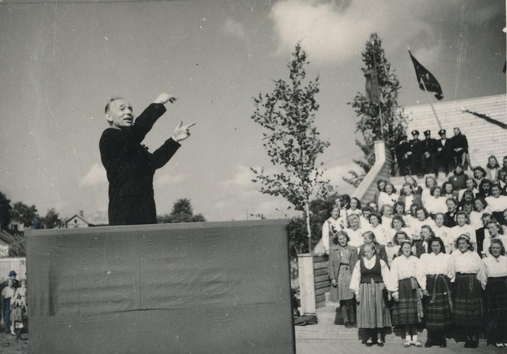 Fotod Võrumaa laulupeol esinevad ühendkoorid sm.Kiilaspea juhatusel Kandle aias 26.juunil 1949.a.