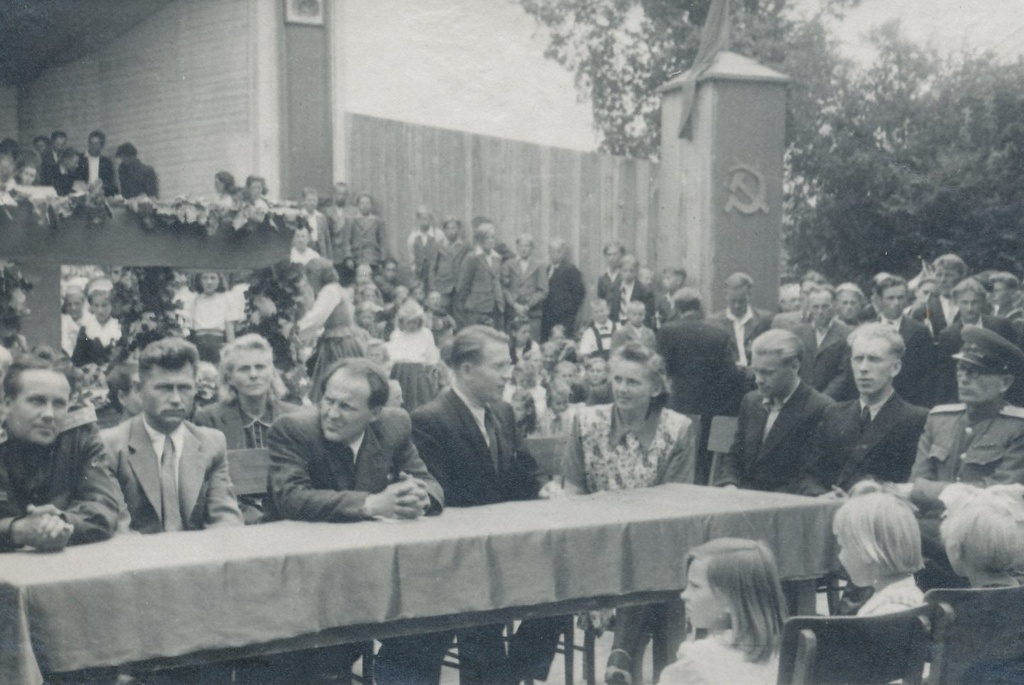 Fotod  1.Võru maakondliku laulupeo avatseremoonia 20.juulil 1947.a. Kandle aias.