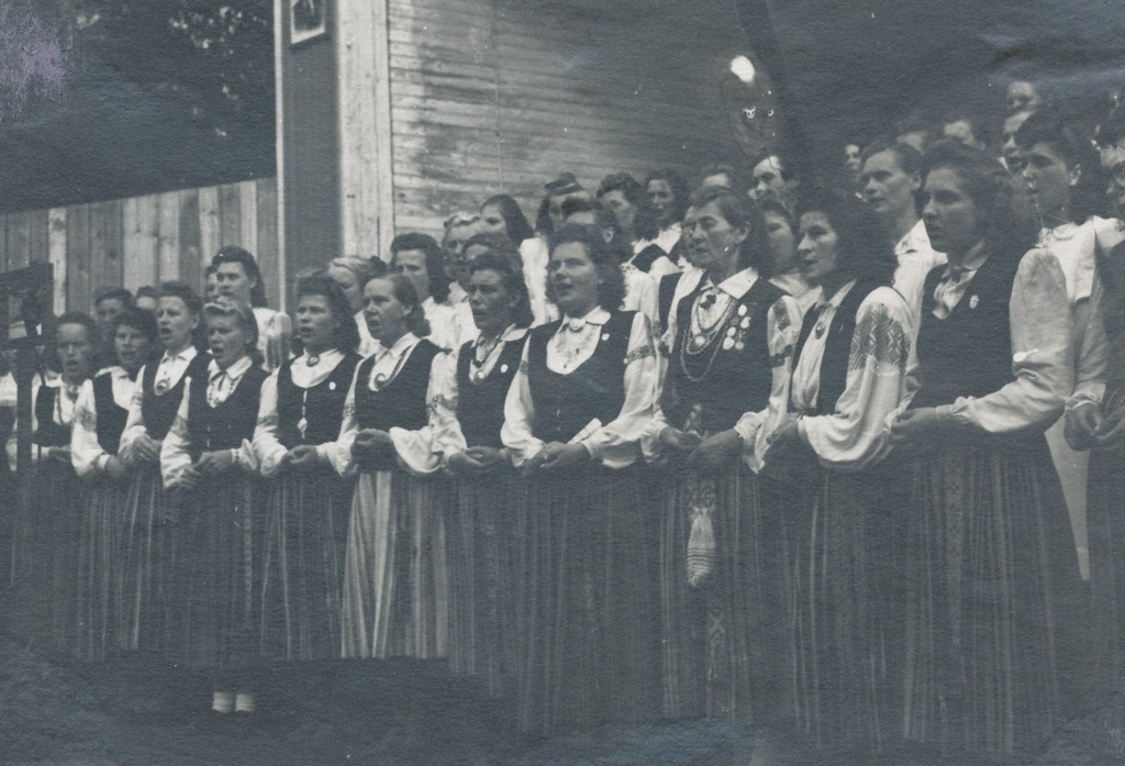 Fotod I Võru maakondliku laulupeo laval on naiskoorid 20.juulil 1947.a.