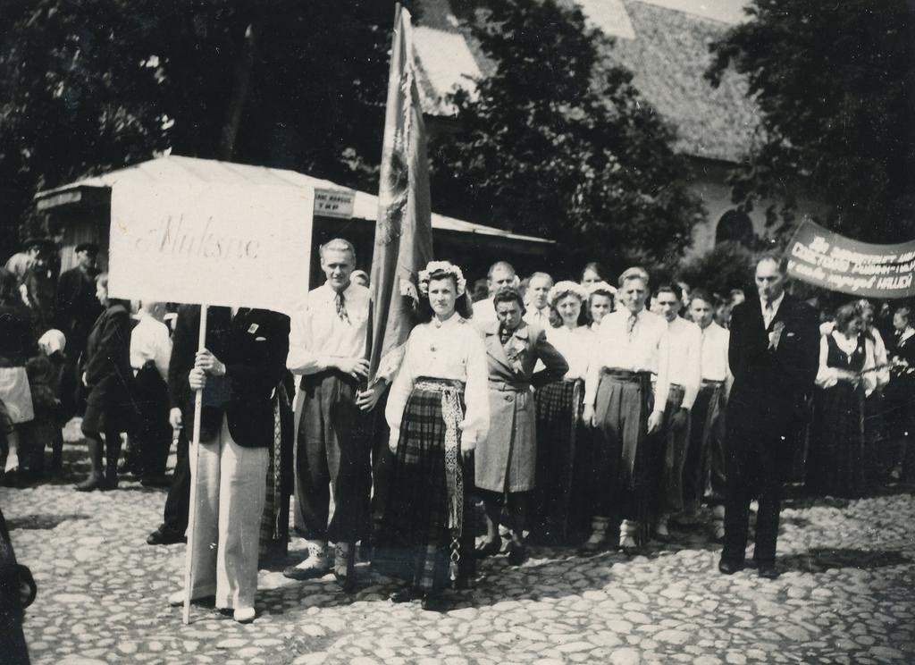 Fotod Võrumaa laulupeo külalised Lätist Aluksnest avadefilee eel 26.juunil 1949.a.  staadionilt Kandle suveaeda