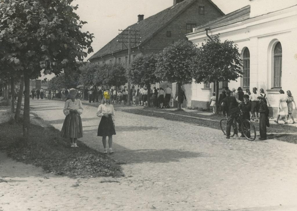 Fotod Võrumaa laulupäeva avarongkäigust osalejad liiguvad mööda Kreutzwaldi tänavat Võru linna staadionile 9.juulil 1950.a.