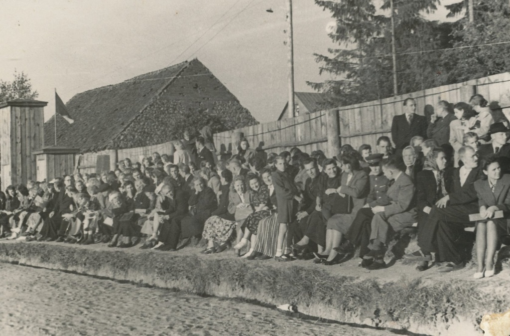 Fotod Võru 1950.a. rahvakunstiõhtu eel vaade linna staadionile kogunendud pealtvaatajatest 8.juulil 1950.a. enne tantsijate saabumist
