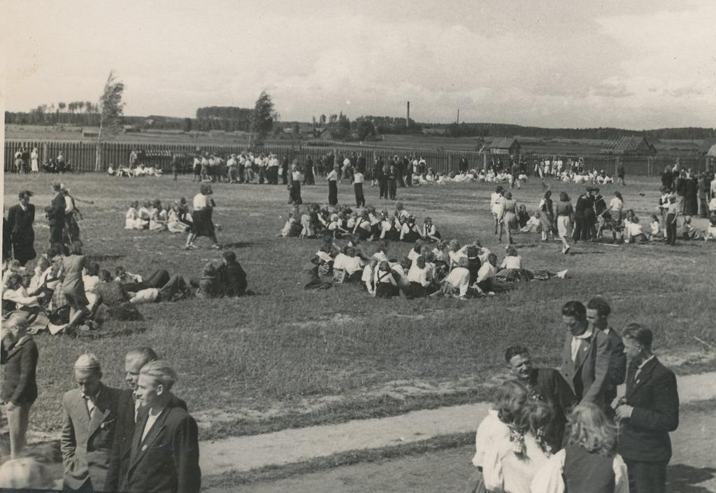 Fotod Võrumaa laulupäeva rongkäigust osavõtjad kogunevad linna staadionile 9.juulil 1950a.
