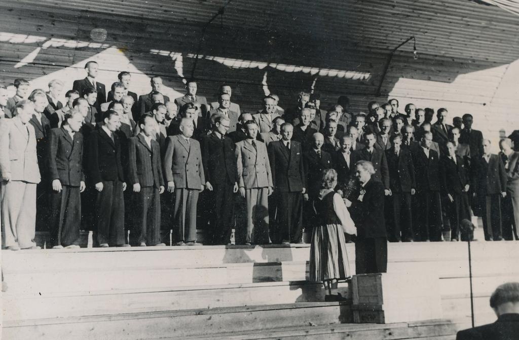 Foto Võru maakondliku laulupeol esinemas ühendatud meeskoorid Juhan Simmi juhatusel 9.juulil 1950.a.