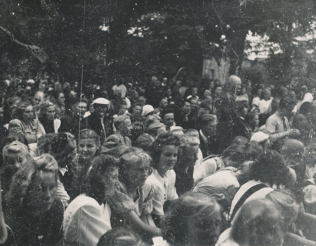 Fotod I Võru maakondlilul laulupeol veeretatakse Viru valssi Linda Malviste juhatusel 20.juulil 1947.a.