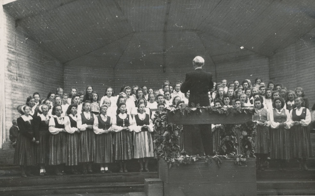 Fotod I Võru maakondlikul laulupeol juhatab ühendatud naiskoore Paul Elken 20.juulil 1947.a.