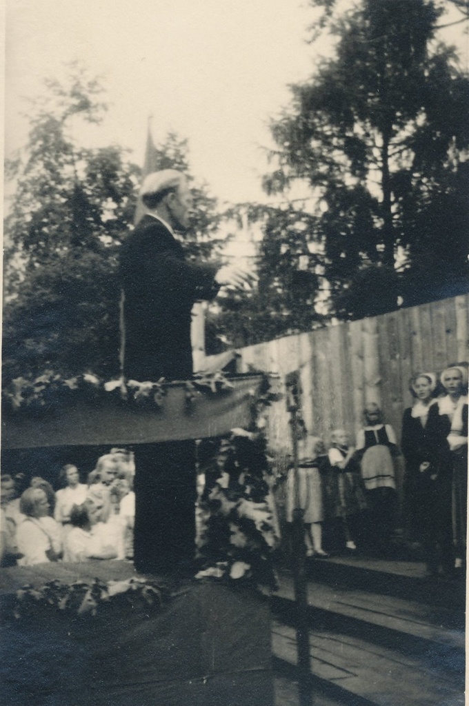 Fotod I Võru maakondlikul laulupeol juhatab ühendatud naiskoore Paul Elken 20.juulil 1947.a.
