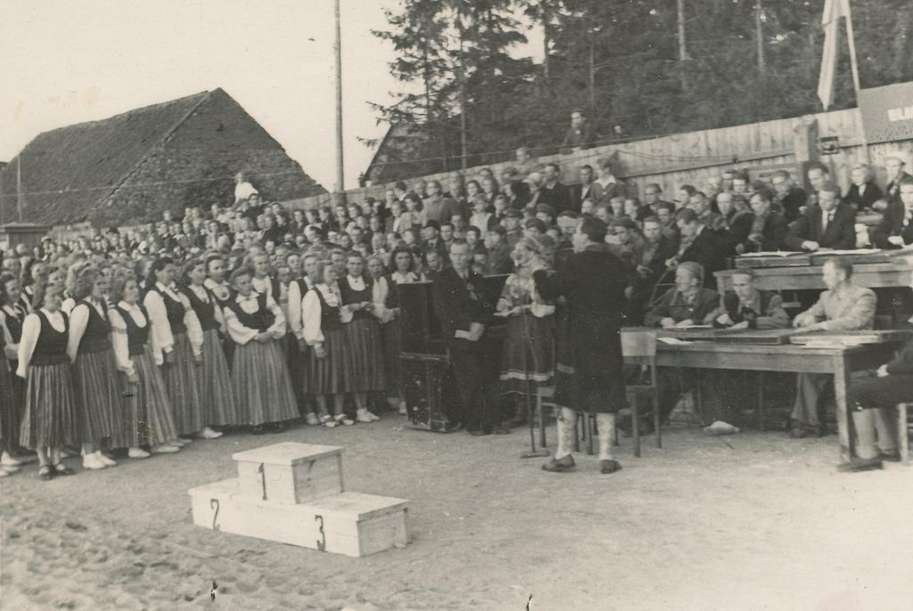 Fotod Võrumaa rahvakunstiõhtu avamine Võru linna staadionil 8.juulil 1950.a.