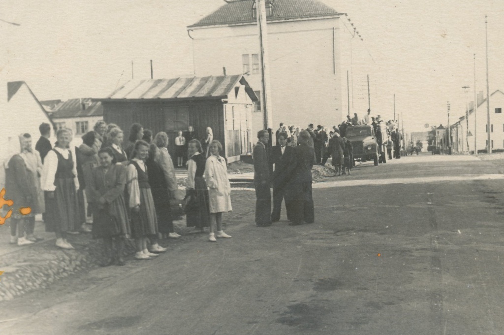 Foto Võru rajooni laulupidu on lõppenud ja nüüd ootab kodutee. Võru bussijaamas oodatakse transpordivahendeid 22.juunil 1952.a.