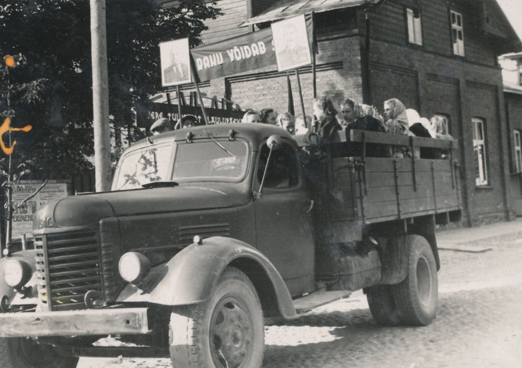 Fotod Võru rajooni laulupäevale saabusid  esinejad veoautodel 22.juunil 1952.a.