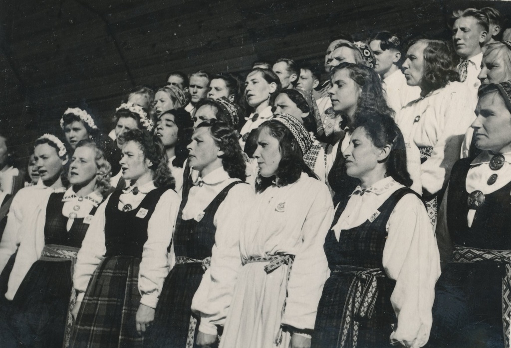 Fotod  Võru laulupeo laval esinemas Lätsi NSV Aluksne naiskoor 26.juunil 1949.a