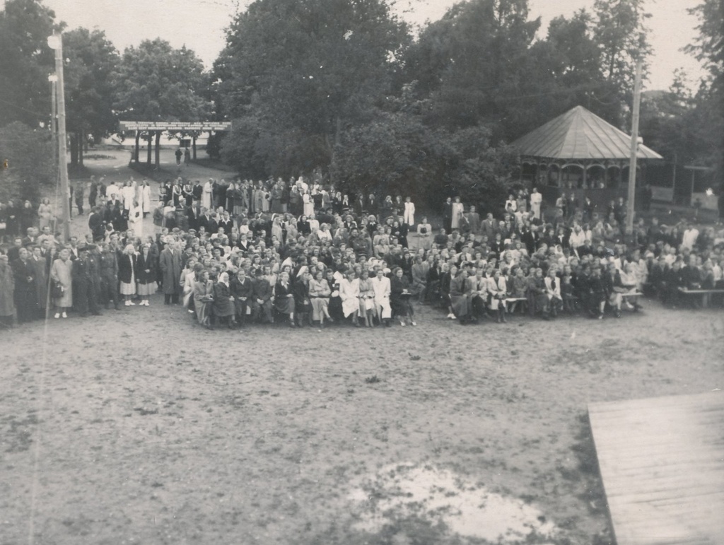 Fotod Võru rajooni I rahvakunstiõhtu Kandle suveaia laululaval, pealvaatajad ja esinejad 20.juulil 1951.a.