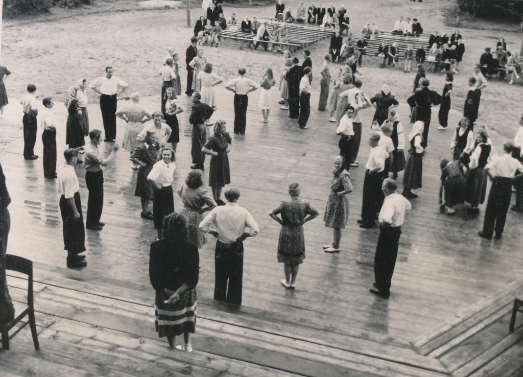 Fotod Võru rajooni I laulupeo proovidel Kandle suveaias orkestrid ja rahvatantsijad 20.juulil 1951.a.
