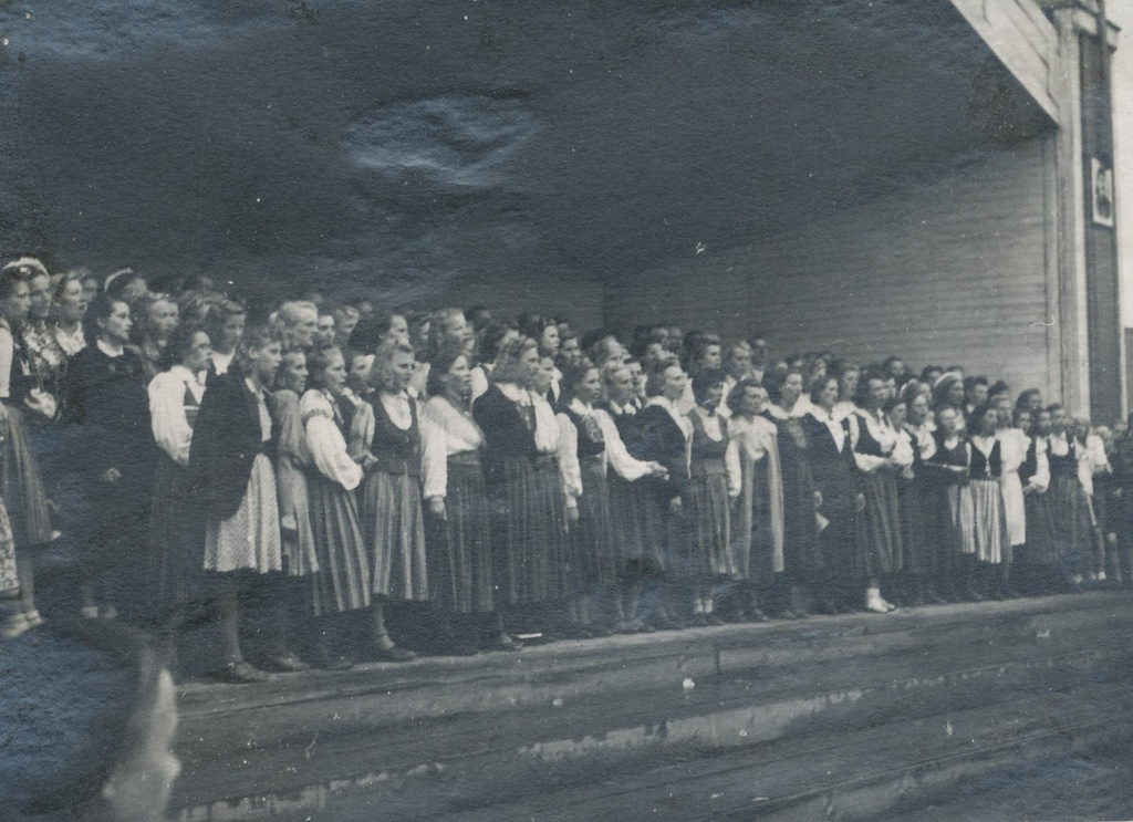Fotod  I Võru maakondlikul laulupeol on laval naiskoorid 20.juulil 1947.a.