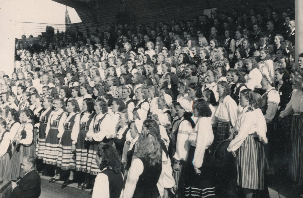 Fotod Võru Rajooni I laulupäeval juhatas ühendatud naiskoore Tolmof 21.juulil 1951.a.