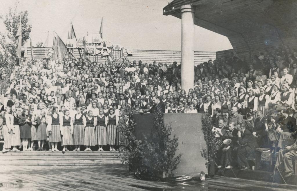 Fotod Võru rajooni laulupeo peokõne pidas EK(b)P Võru rajoonikomitee sekretär sm. Tasane 22.juunil 1952.a.