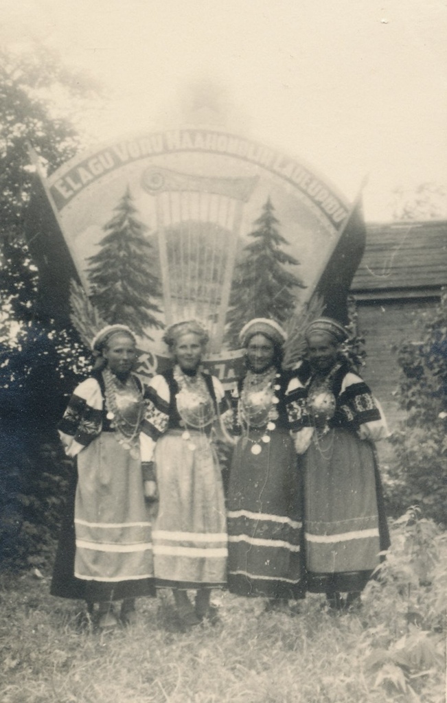 Foto I Võru maakondliku laulupeo mälestusfoto Kandle suveaias laulupeo embleemi ees 20.juulil 1947.a.