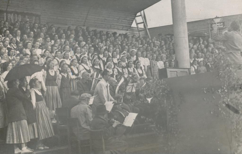 Fotod Võru rajooni laulupeo avalalaulud ühendkooride ja orkestrite esituses 22.juunil 1952.a.