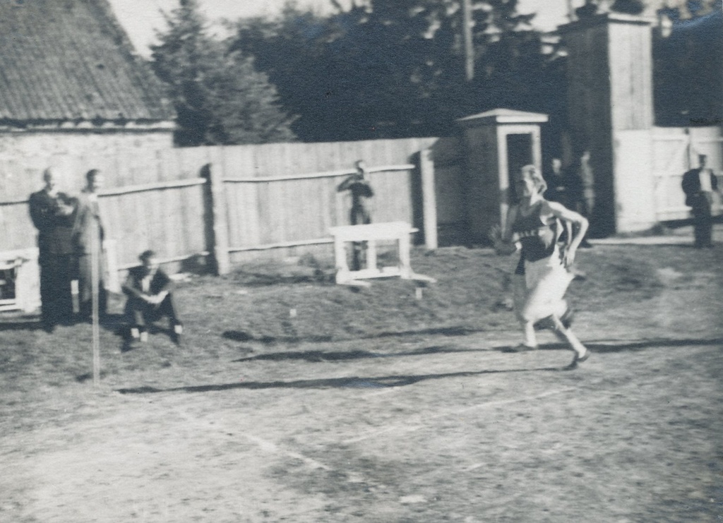 Fotod I Võru maakondliku laulupeo ürituste raames  toimusid  spordiväljakul  maakonna kergejõustiku  esivõistlused  20.juulil 1947.a.