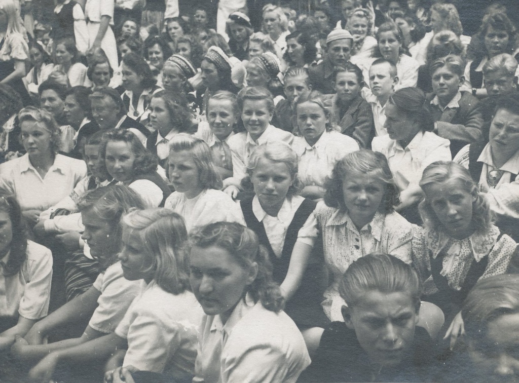 Fotod Pilte peopaigalt I Võru maakondlikul laulupeol Kandle aias 20.juulil 1947.a.