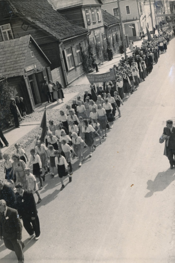 Fotod Võru Rajooni I laulupeorongkäik Tartu tänaval majade 33 ja 31 ees 21.juulil 1951.a.