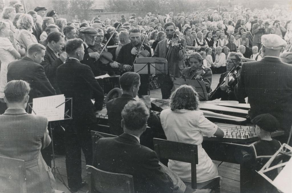 Fotod Võru maakondlikul laulupeol Võru maakondliku kultuurimaja rahvatantsijad rahvapilliorkestri saatel tantsivad Helju Mikkeli omaloomingulist tantsu Lina 9.juulil 1950.a.