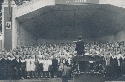 Foto I Võru maakondliku laulupeo avahümni juhatab Samuel Onno 20.juuil 1947.a.  similar photo