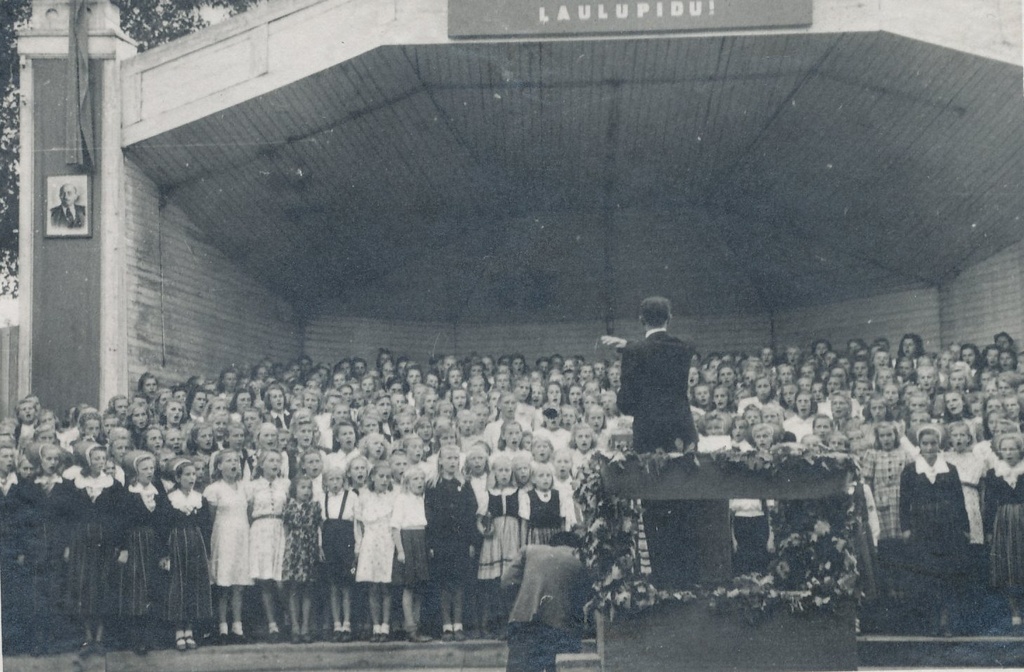 Foto I Võru maakondliku laulupeo avahümni juhatab Samuel Onno 20.juuil 1947.a.