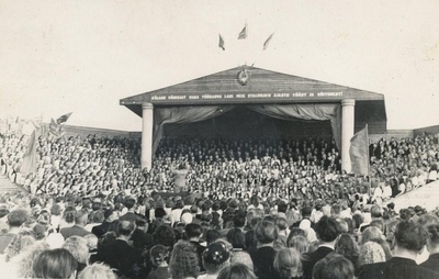 Foto Võru maakondliku laulupeol Võru Kandle suveaias esinevad ühendkoorid 9.juulil 1950.a.  similar photo