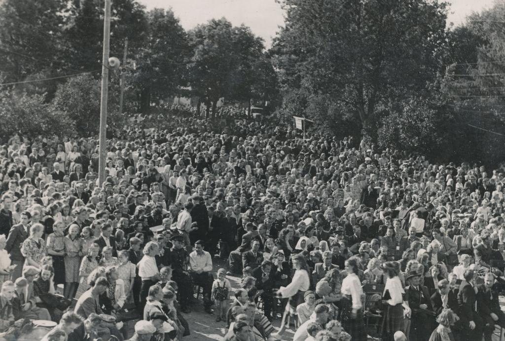 Foto Võru Maakondliku laulupeo pealtvaatajad Kandle suveaias 9.juulil 1950.a.