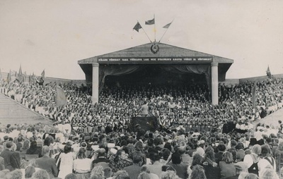 Foto Võru maakondliku laulupeo avalaul ühendatud kooride poolt 9.juulil 1950.a.  similar photo