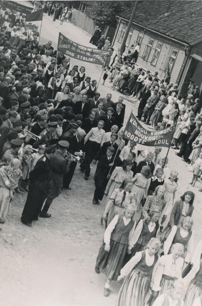 Foto Võrumaa maakondliku laulupeo rongkäigus lastekoorid 9.juulil 1950.a