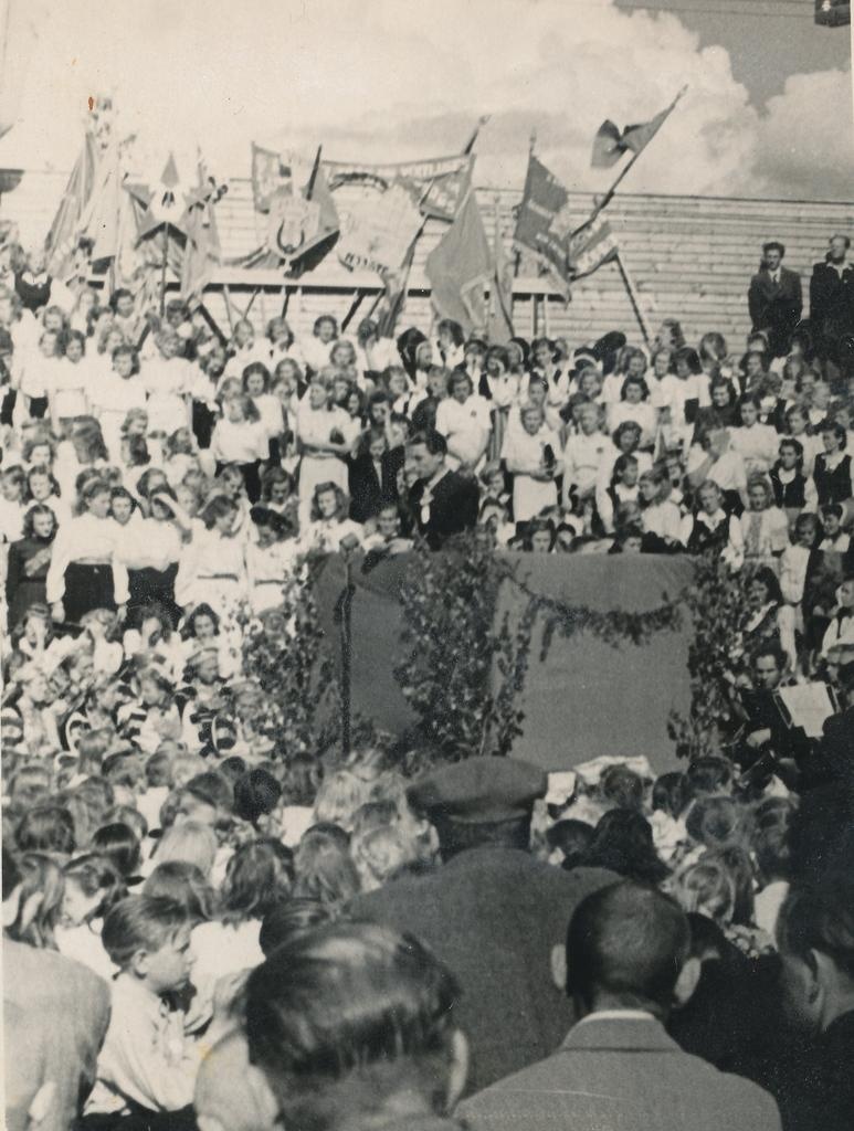 Foto Võru maakondliku laulupeo avab Võrumaa TSN TK kultuurharidusosakonna juhataja sm.A.Lind 9.juulil 1950.a.
