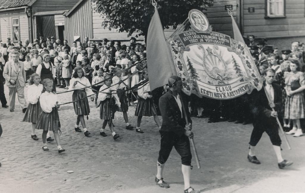 Foto Võrumaa laulupeo logo on jõudnud Kreutzwaldi-Tartu tänava nurgani 9.juulil 1950