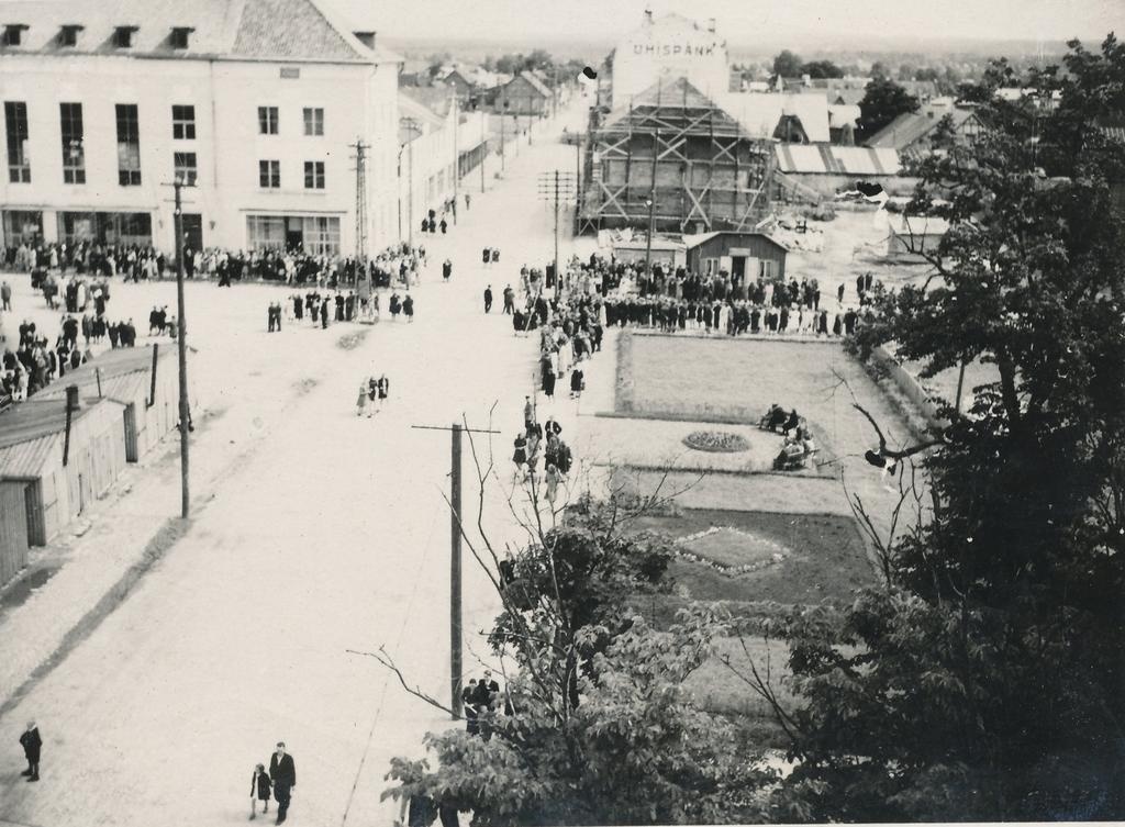 Foto III Võru Maakondliku laulupeo rongkäigu pealtvaatajad Tartu-Jüri (Lenini) tänava ristil 26.juunil 1949.a.