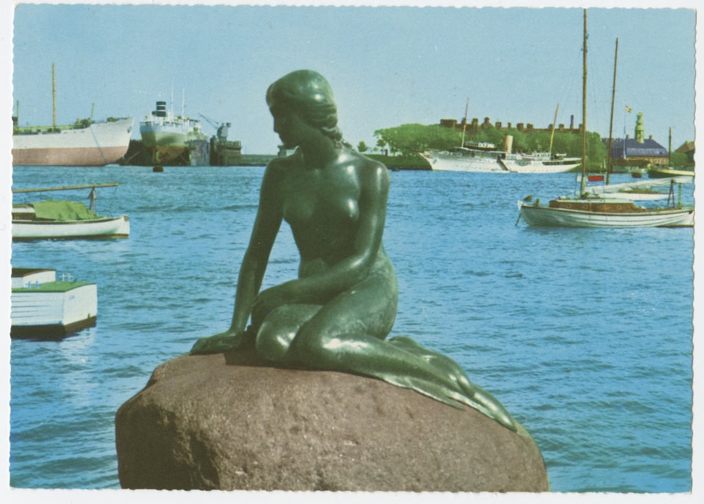 Fotopostkaart  Edvard Christian Johannes Eriksen´i (1876-1959) Väikese merineitsi skulptuuriga Kopenhagenis, Langelinie pargis