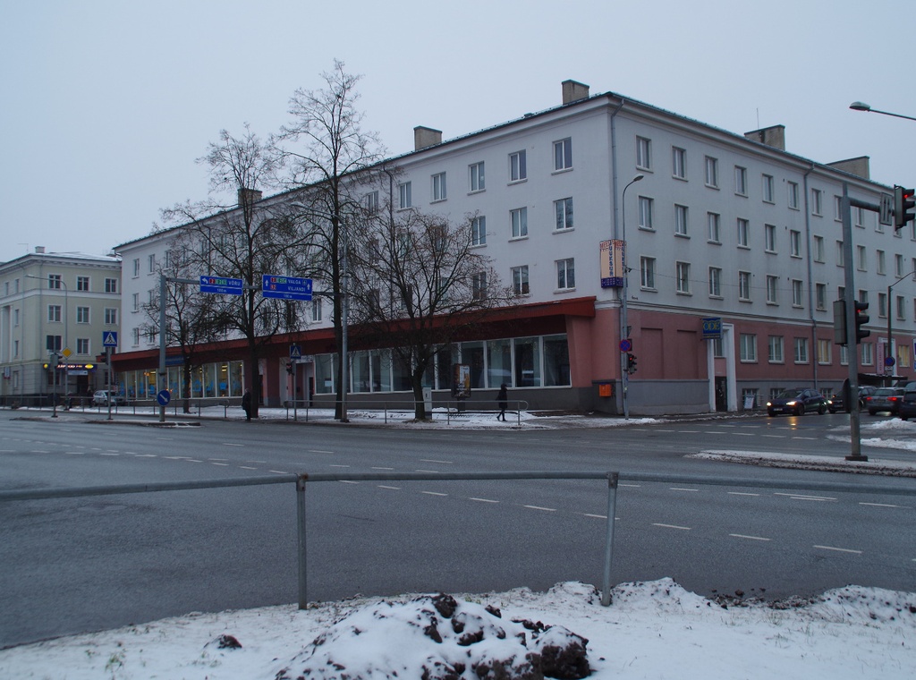 Elamu Riia 11, allkorrusel toidukauplus "Tartu" ja lastekauplus "Noorus". Tartu, 6.01.1960. rephoto