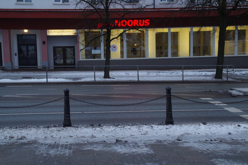 Interrinde liider Arnold Sai Tartus nõukogude võimu vastaste plakatitega Lenini monumenti pildistamas rephoto