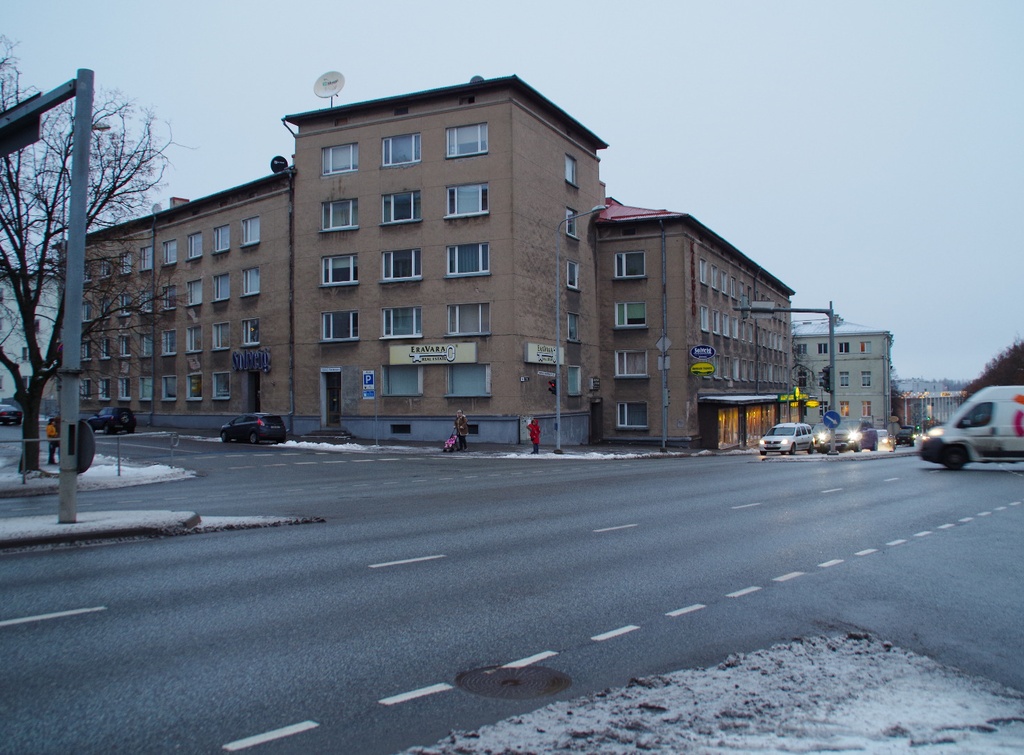 Uus korterelamu Riia 9, vasakul Akadeemia t. Tartu, 1961. rephoto