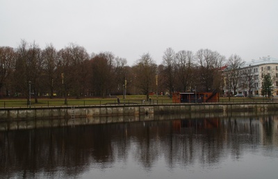 Tartu kaubahoov. Jõel praam halgudega. rephoto