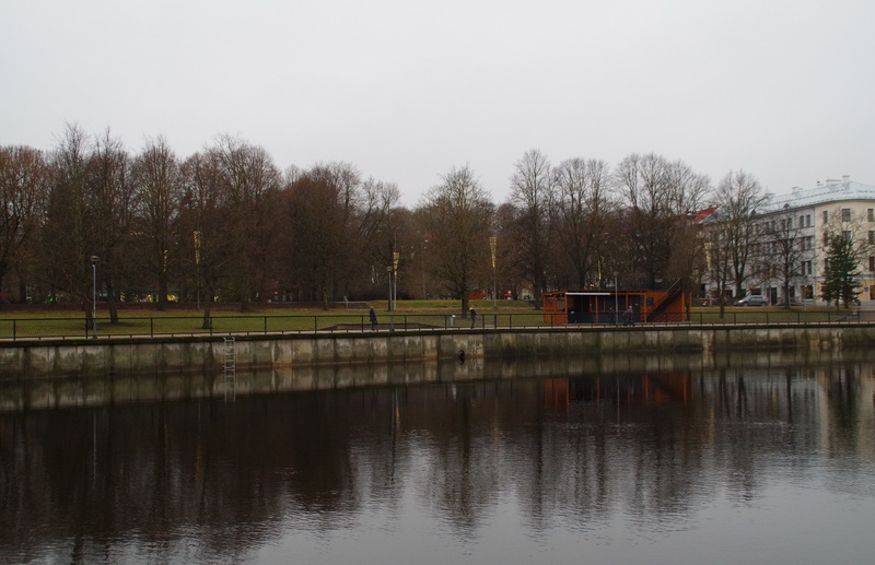 Tartu kaubahoov. Jõel praam halgudega. rephoto